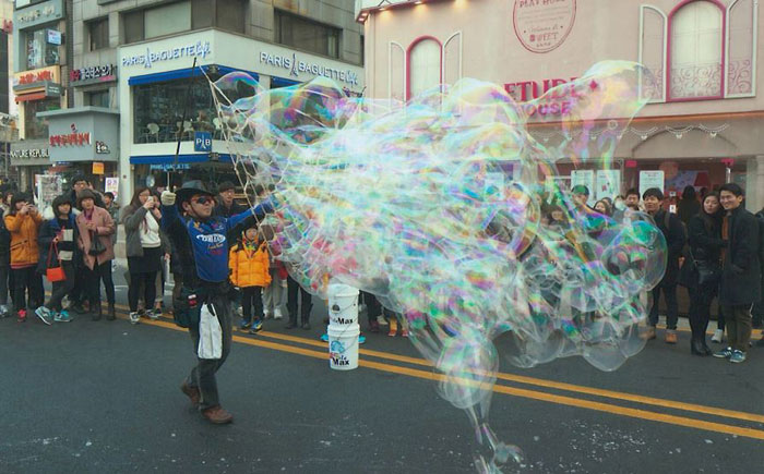 Bubble artist on the street Bubblemax